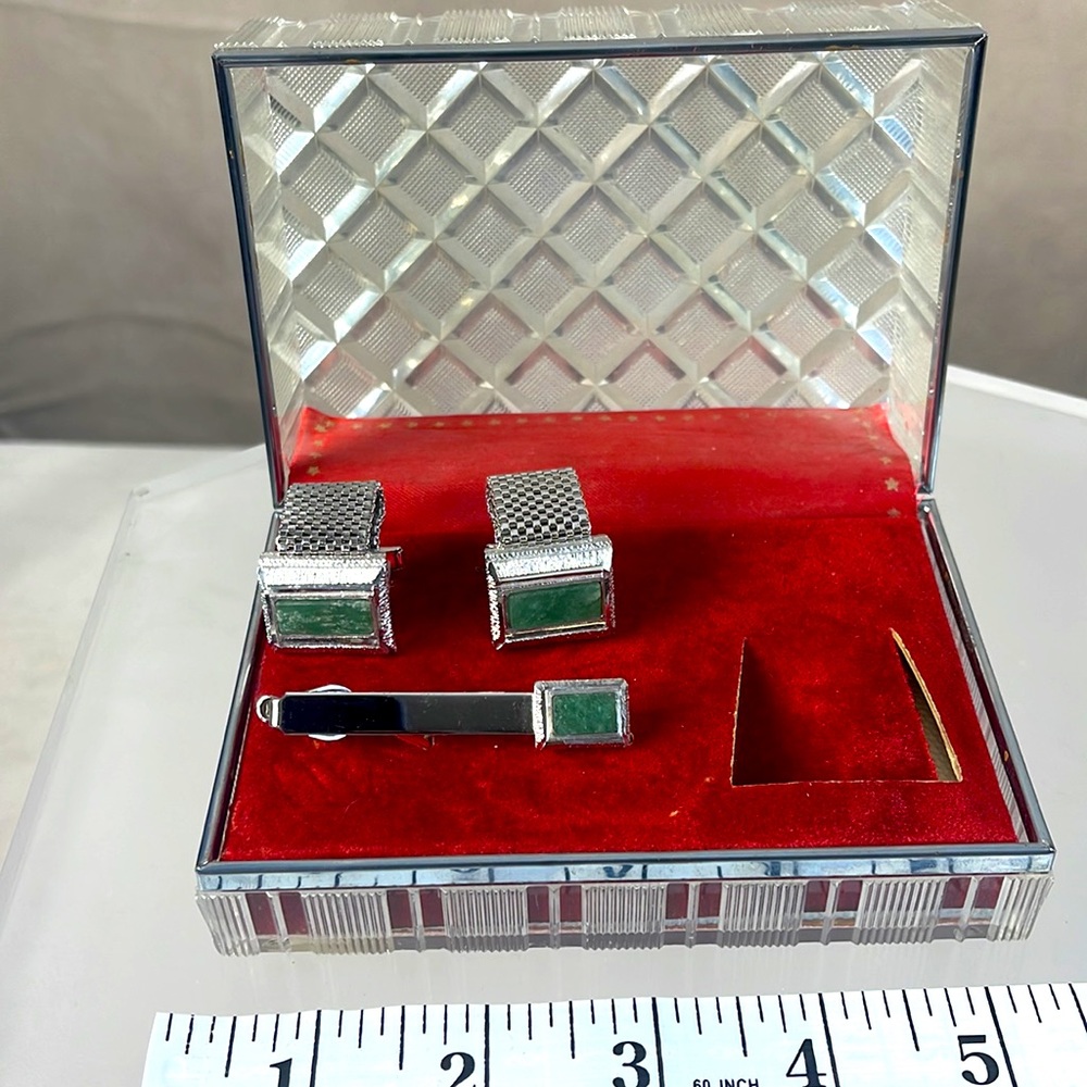 Vintage Cuff Links: Jade Cufflinks And Tie Clip In Original Case. Silver Tone. View 2